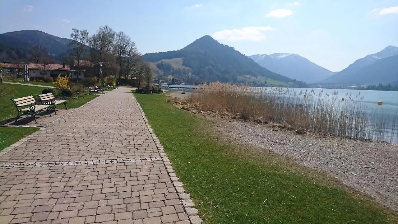 Maurers Schlierseetraum: Stylish Ground Floor Apartment with Enclosed Terrace  Schliersee