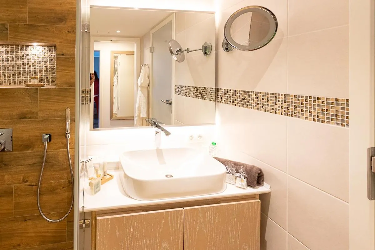 Maurers Schlierseetraum: Stylish Ground Floor Apartment with Enclosed Terrace