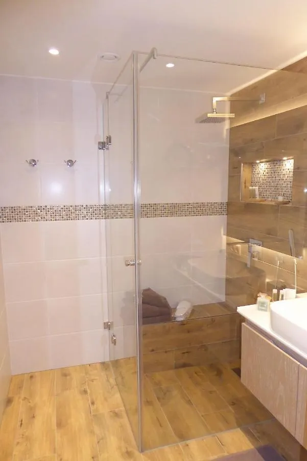 Maurers Schlierseetraum: Stylish Ground Floor Apartment with Enclosed Terrace