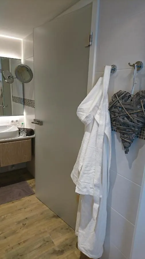 Maurers Schlierseetraum: Stylish Ground Floor Apartment with Enclosed Terrace