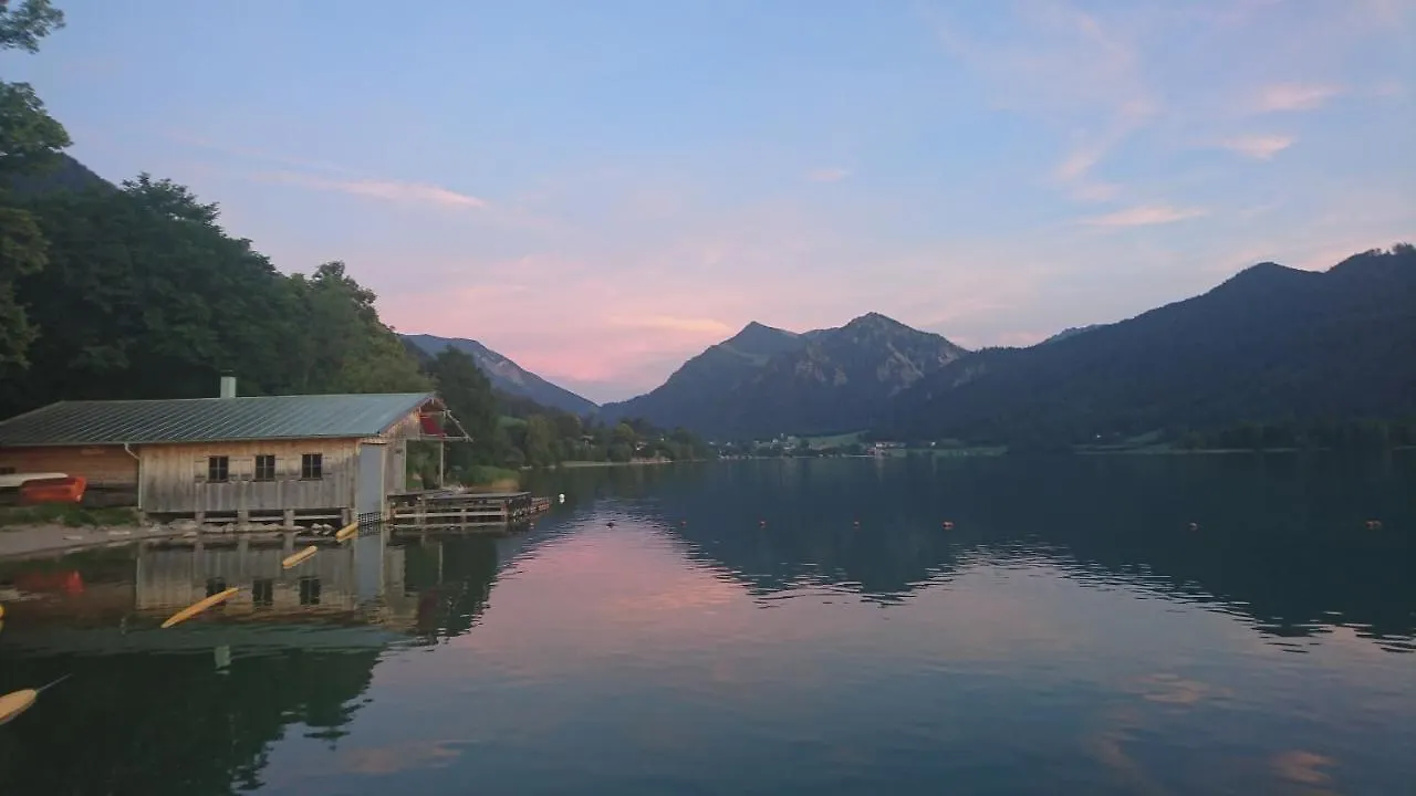 Maurers Schlierseetraum: Stylish Ground Floor Apartment with Enclosed Terrace Schliersee